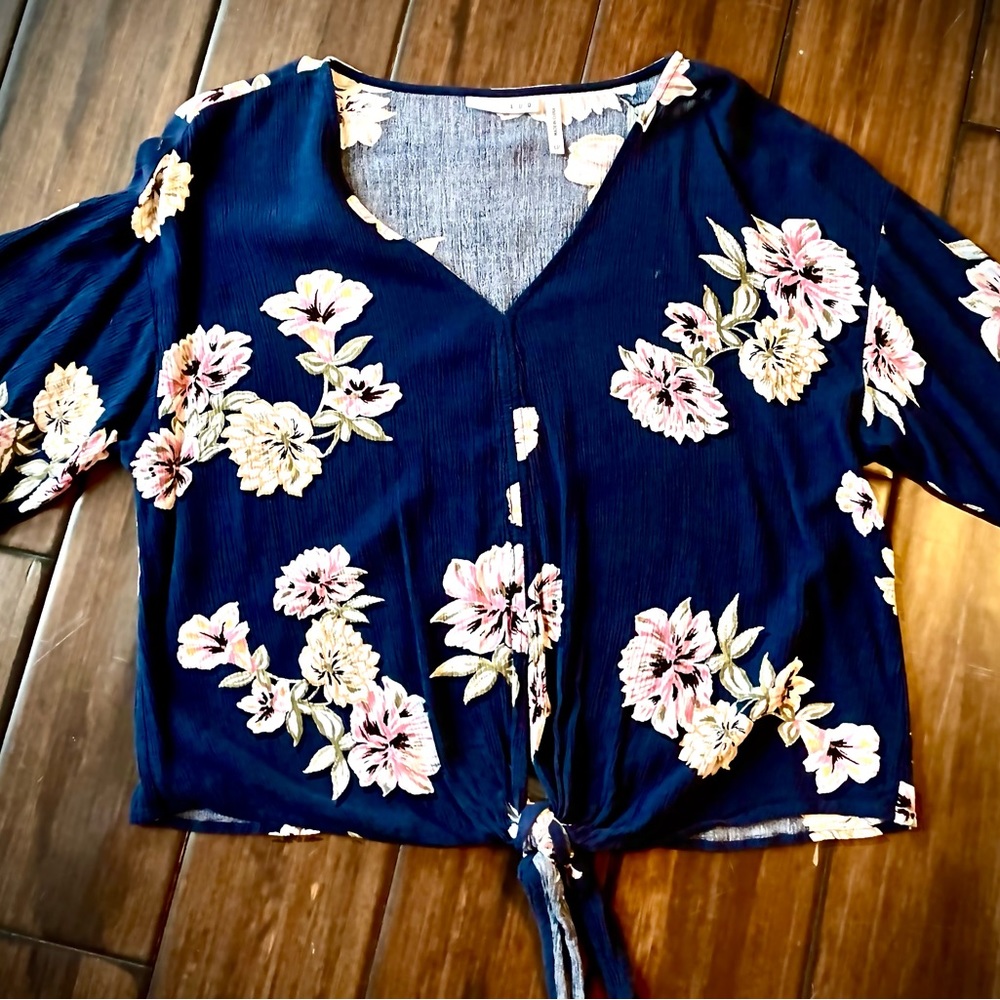 Women’s size large petite front tie short sleeved v neck top.